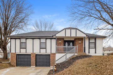 513 NW Chateau Dr Blue Springs, MO 64014
